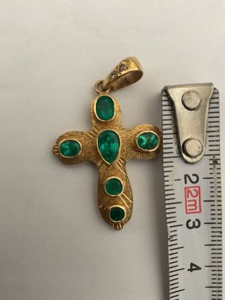 Cruz oro 18k con 6 esmeraldas peso 5,30 grs