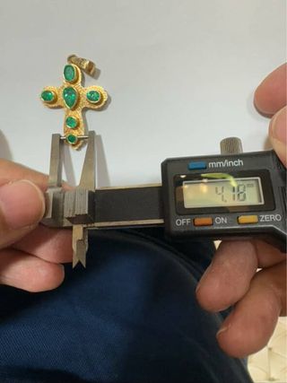Cruz oro 18k con 6 esmeraldas peso 5,30 grs