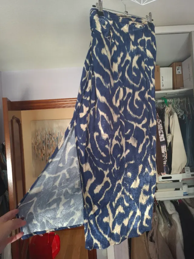 Falda midi estampada azul y beige