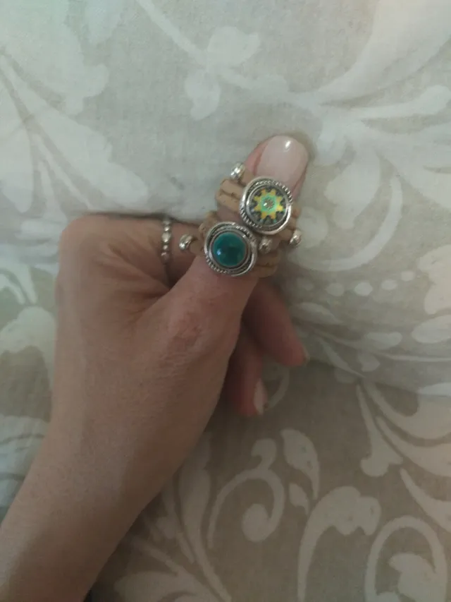 Anillos de corcho con piedra verde