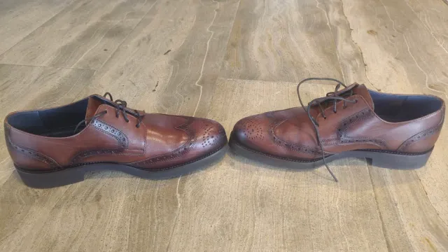 Zapatos Emirey T.42 Marrón. Un solo uso