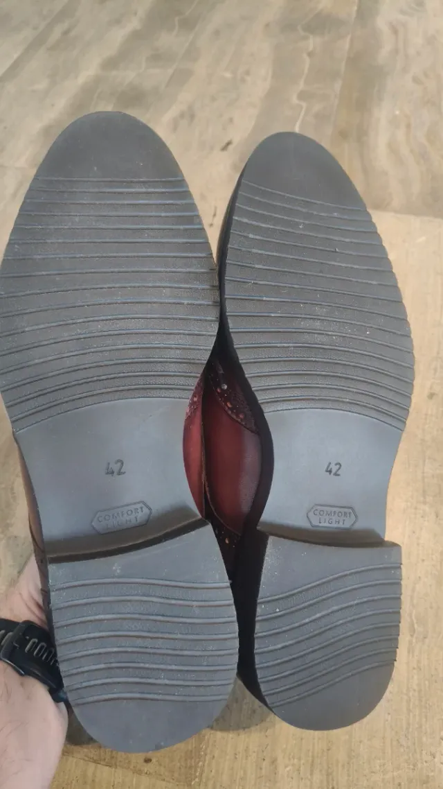 Zapatos Emirey T.42 Marrón. Un solo uso