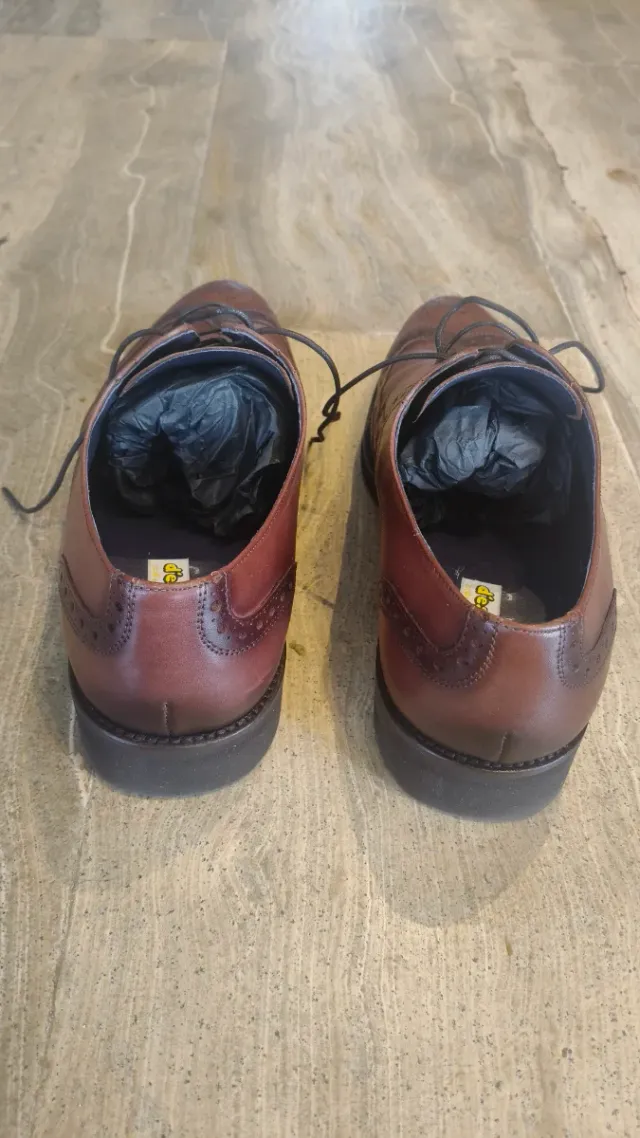 Zapatos Emirey T.42 Marrón. Un solo uso