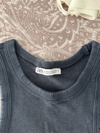 Top Zara gris sin mangas