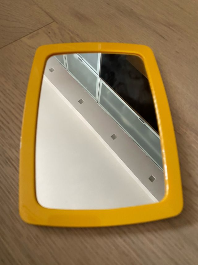 Specchio giallo con cornice in plastica