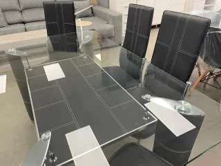 Mesa de cristal y 6 sillas negras