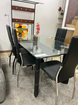 Mesa de cristal y 6 sillas negras