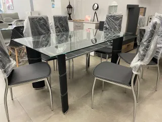 Mesa de cristal y 6 sillas negras