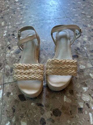 Sandalias cuña beige con tiras de esparto