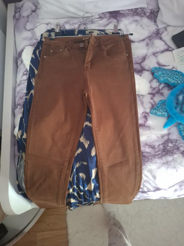 Pantalón pitillo marrón vestir push up