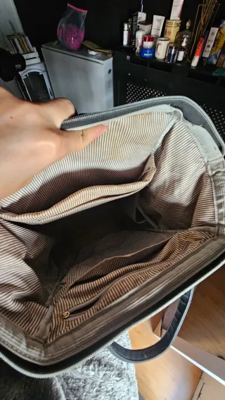 Mochila negra con detalles dorados