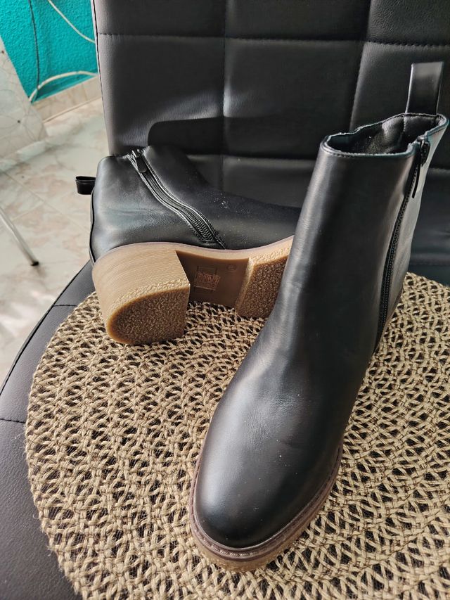Botines polipiel negros tacón 6cm talla 40