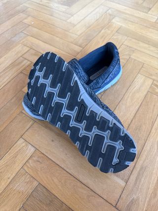 Zapatillas deportivas grises y negras