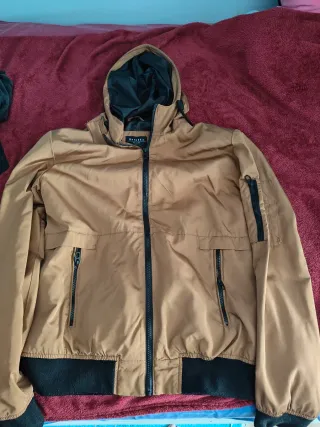 Chaqueta cortavientos marrón Bershka