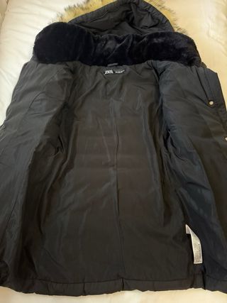 Chaquetón Zara Negro con Capucha.