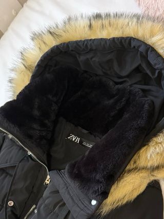Chaquetón Zara Negro con Capucha.