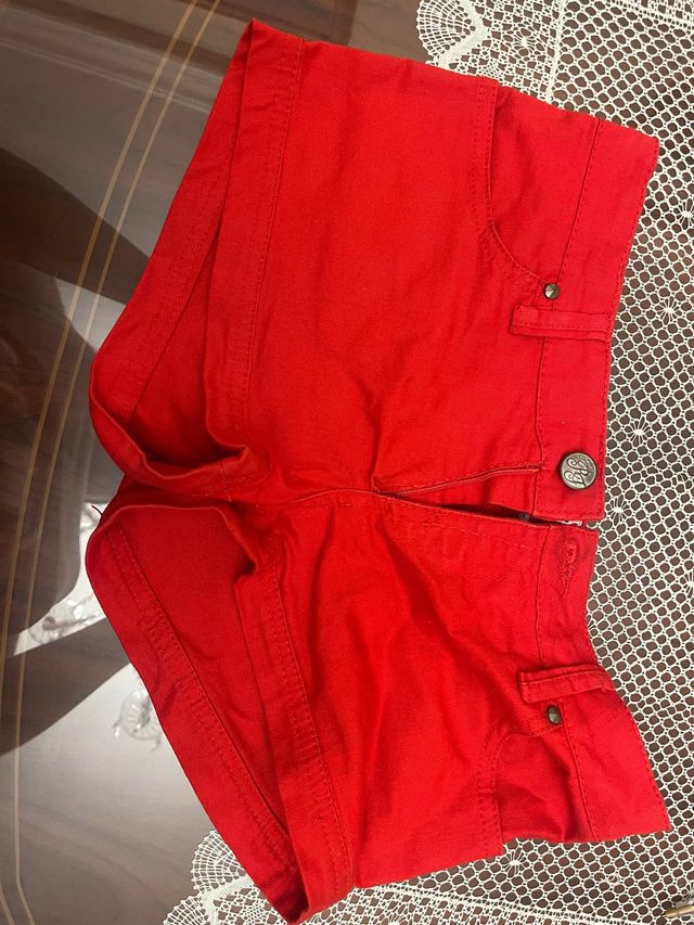 Pantalón corto rojo