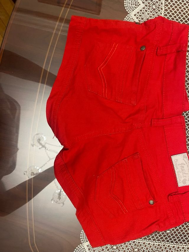 Pantalón corto rojo