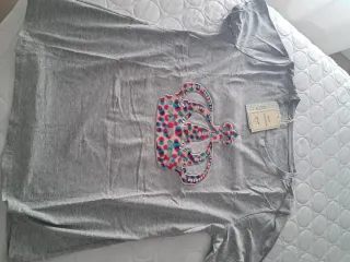 Camiseta gris con corona multicolor