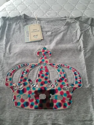 Camiseta gris con corona multicolor