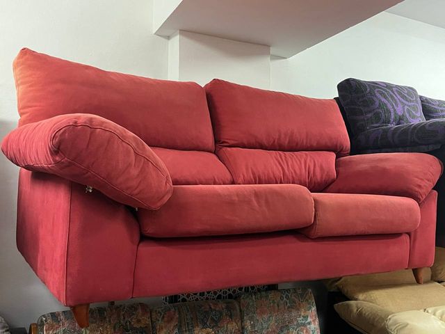 Sofá de tela rojo