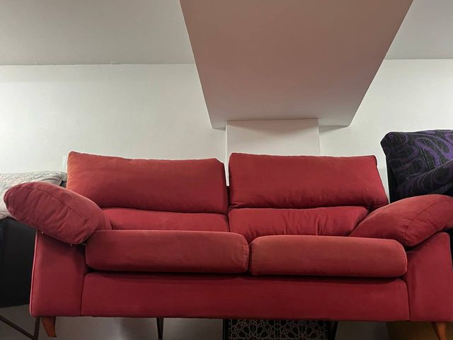 Sofá de tela rojo
