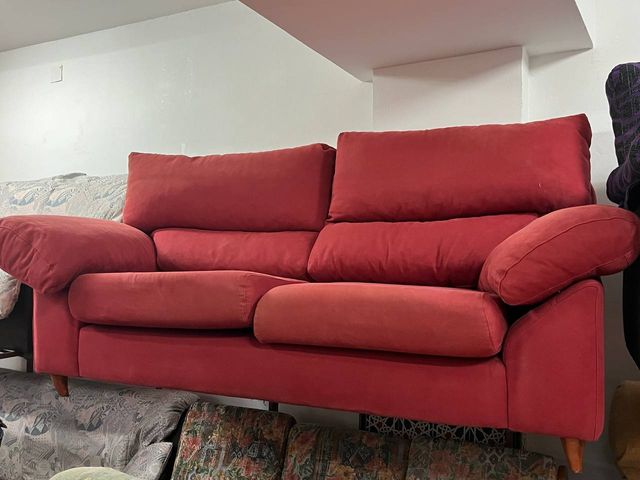 Sofá de tela rojo