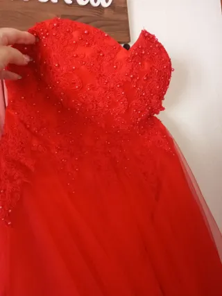 Vestido de fiesta rojo con pedrería