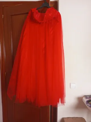 Vestido de fiesta rojo con pedrería