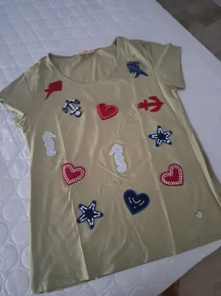 Camiseta manga corta con parches