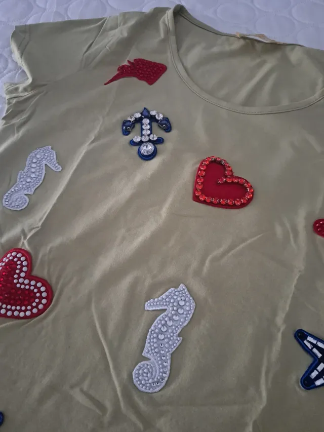 Camiseta manga corta con parches