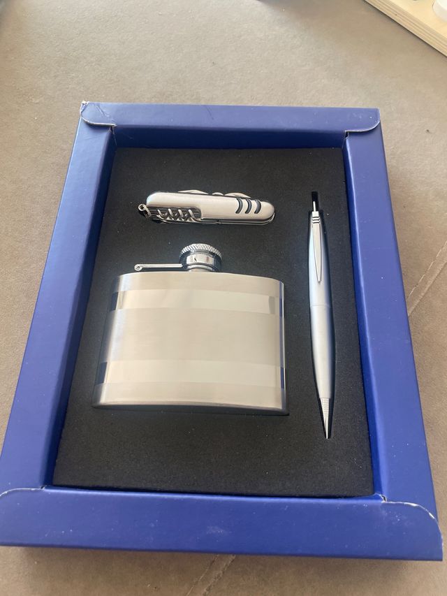 Conjunto regalo petaca, boli y navaja