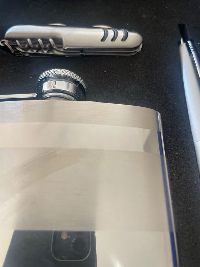 Conjunto regalo petaca, boli y navaja