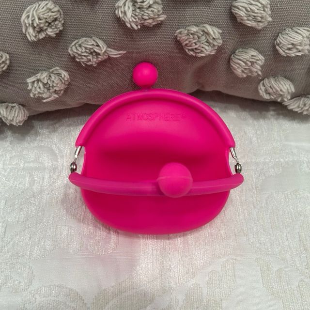 Monedero silicona rosa flúor con cierre de bola