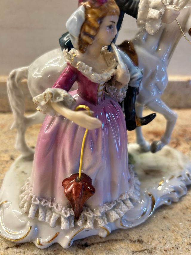 Figura pareja joven a caballo porcelana