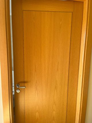 Puerta de madera natural estilosa.