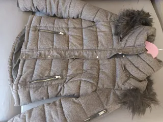 Cazadora de invierno gris marengo con capucha 