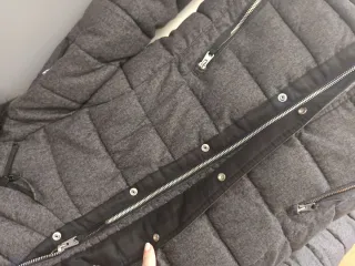 Cazadora de invierno gris marengo con capucha 