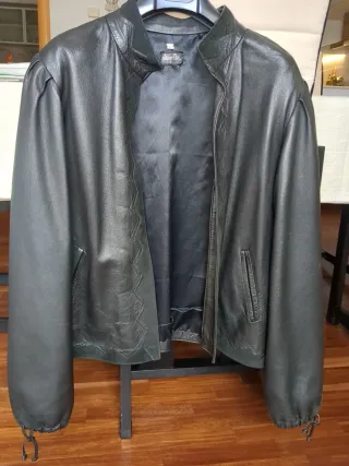 Chaqueta de piel negra con ante