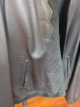 Chaqueta de piel negra con ante