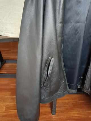 Chaqueta de piel negra con ante