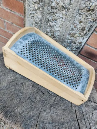 Vecchia grattugia a cassetto in legno