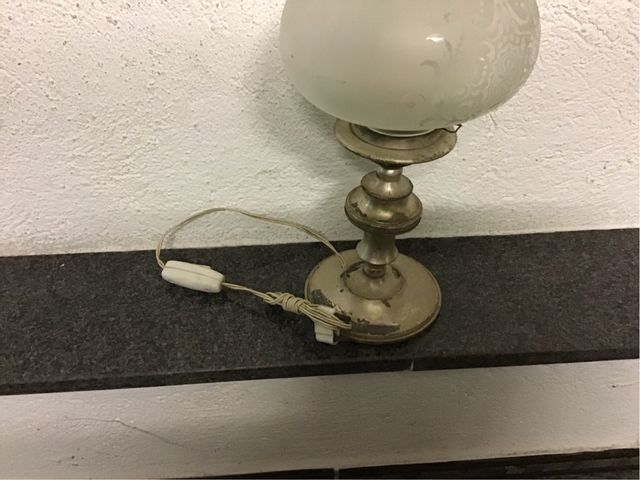 Lámpara de mesa plateada y blanca