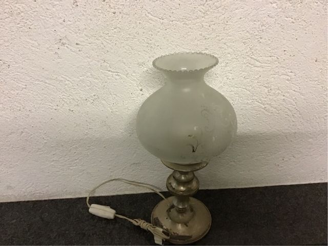 Lámpara de mesa plateada y blanca