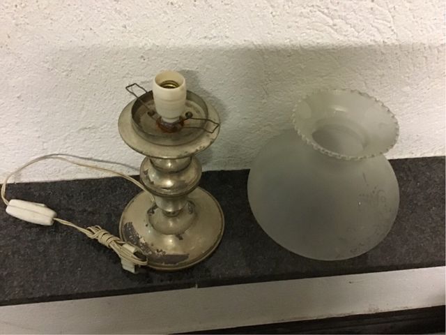 Lámpara de mesa plateada y blanca