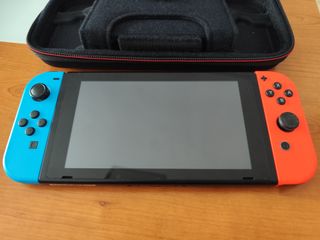 Nintendo Switch + Funda + MicroSD 32GB