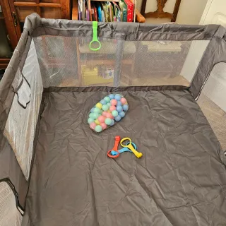 Parque infantil con pelotas y juguetes