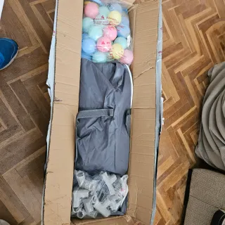 Parque infantil con pelotas y juguetes