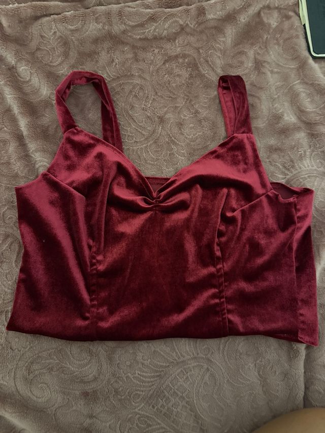 Top de terciopelo rojo