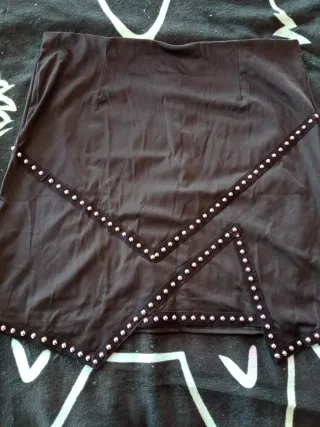 Falda negra con tachuelas